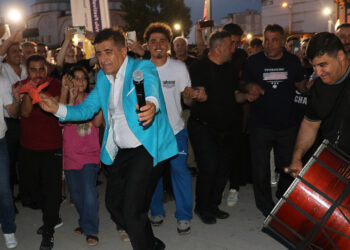 Sanatçı Aydın Aydın, konserine gelen İranlı turistleri coşturdu