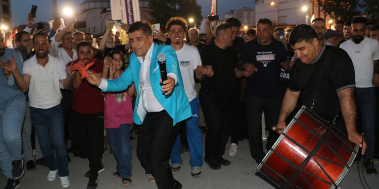 Sanatçı Aydın Aydın, konserine gelen İranlı turistleri coşturdu