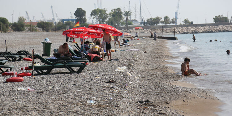 Sarısu Plajı'nda plastik kirliliği