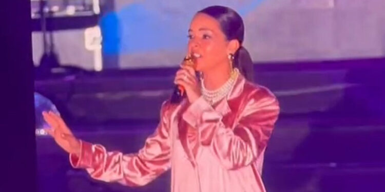 Şarkıcı Bengü 'Ne mutlu Türküm diyene' dedi; Pet şişe yağdı