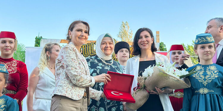 Savaş mağduru çocuklar, huzurevi sakinleriyle buluştu