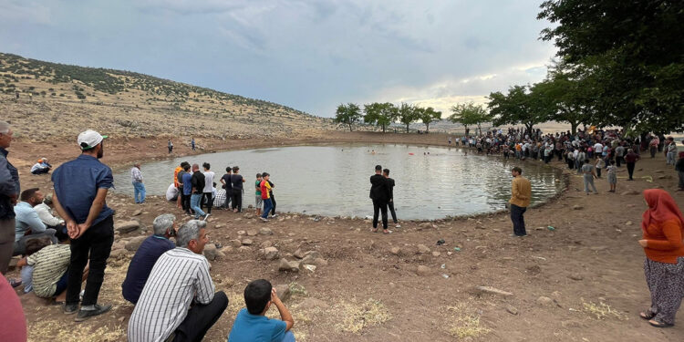 Serinlemek için gölete giren 3 kişi boğularak can verdi