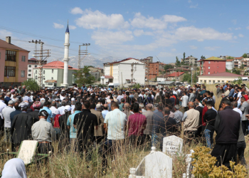Silahlı saldırıda ölen Yüksekova TSO Meclis Başkanı toprağa verildi