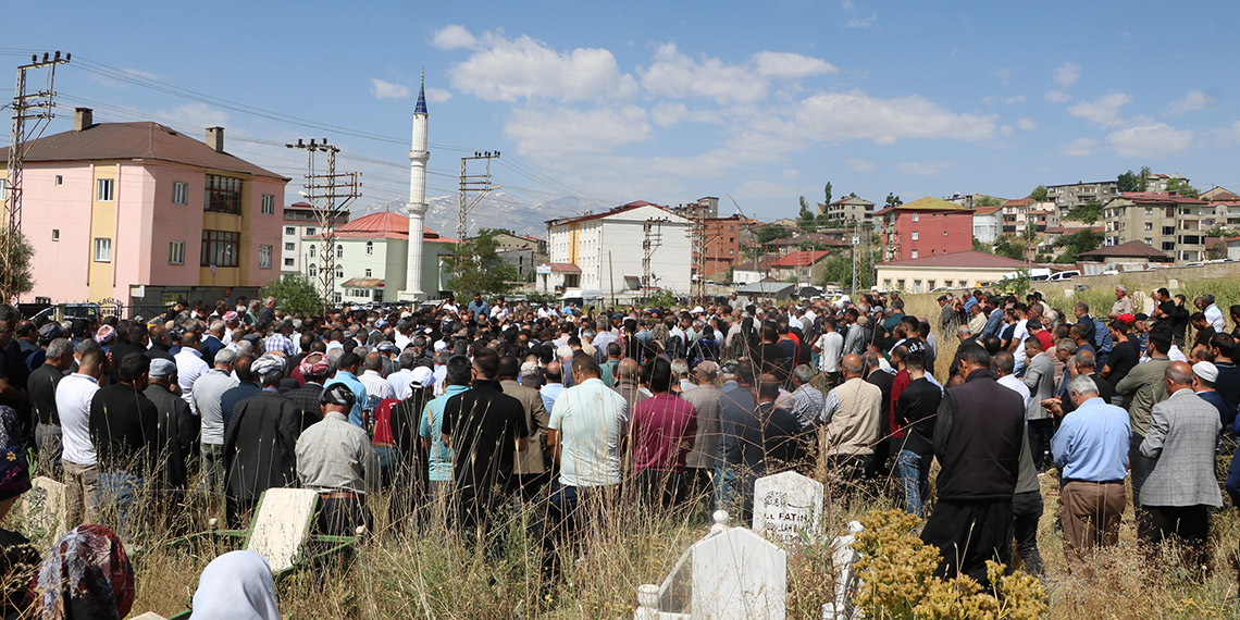Silahlı saldırıda ölen Yüksekova TSO Meclis Başkanı toprağa verildi 