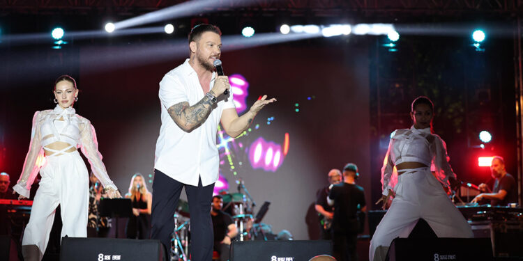 Sinan Akçıl Sultangazi'de konser verdi