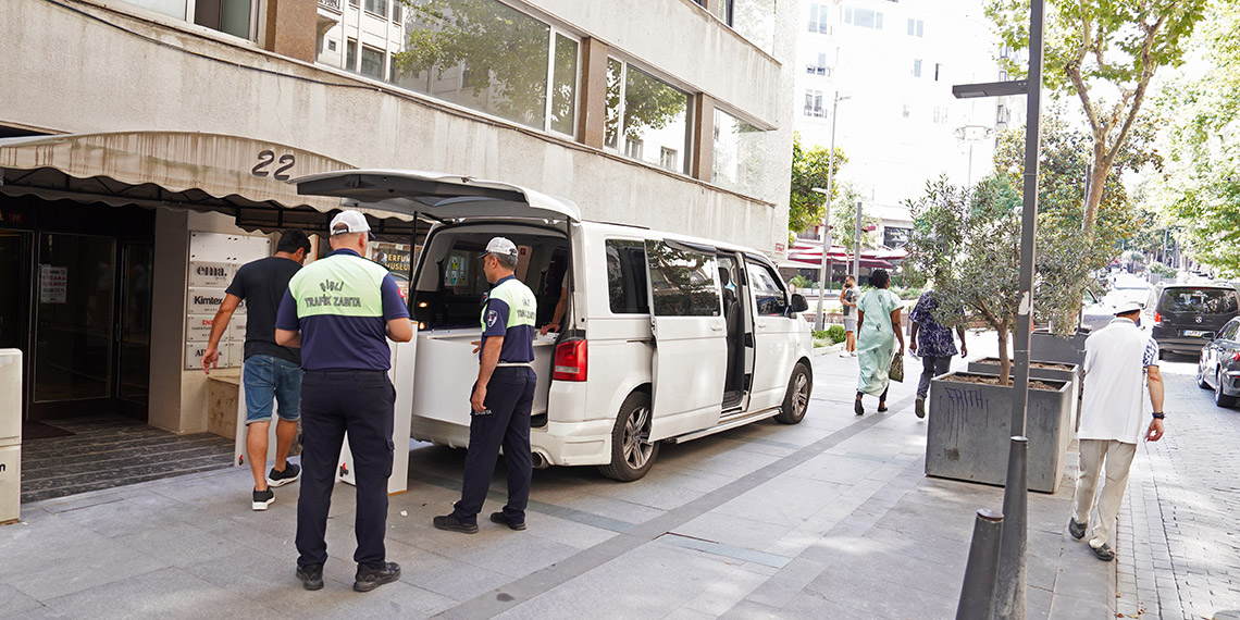 Şişli'de kaldırımları işgal eden 60 araca toplam 58 bin 620 lira ceza