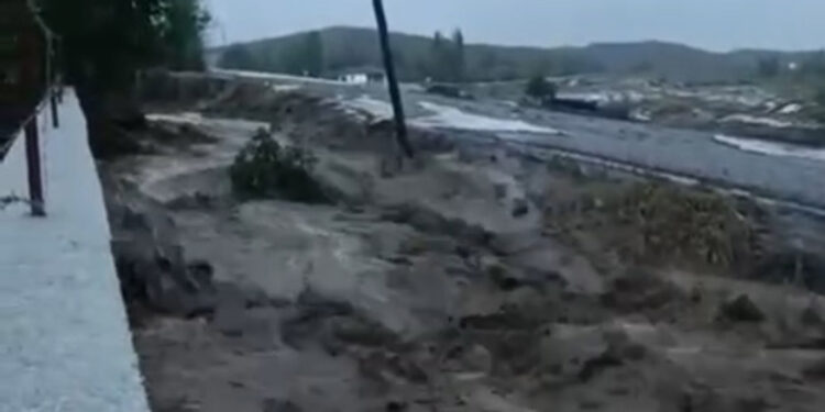 Sivas'ta dolu ve sağanak sele neden oldu; ekili araziler zarar gördü