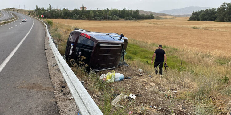 Sivas'ta hafif ticari araç devrildi: 2'si çocuk, 6 yaralı