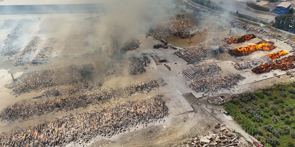 Söke'de kağıt fabrikasındaki yangına, havadan müdahale