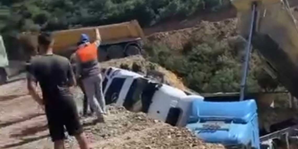 Sultangazi'de döküm sahasında toprak kaydı: 3 kamyon devrildi