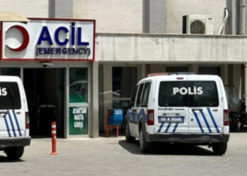 SİİRT'te evlerinin bahçesindeki süs havuzuna düşen Ömer Asaf Pekedis (4), hayatını kaybetti. Olay, öğle saatlerinde Kurtalan ilçesine bağlı Bahçelievler Mahallesi'nde meydana geldi. Oynamak için evlerinin bahçesine çıkan Ömer Asaf Pekedis, dengesini kaybederek süs havuzuna düştü. Ailesinin durumu fark ederek sudan çıkardığı Ömer Asaf, Kurtalan Devlet Hastanesi’ne götürüldü. Tedaviye alınan küçük çocuk, kurtarılamadı. Ömer Asaf'ın cenazesi, otopsi için morga götürüldü. Olayla ilgili soruşturma başlatıldı.