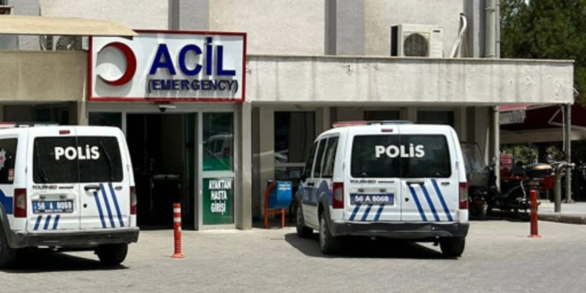 SİİRT'te evlerinin bahçesindeki süs havuzuna düşen Ömer Asaf Pekedis (4), hayatını kaybetti. Olay, öğle saatlerinde Kurtalan ilçesine bağlı Bahçelievler Mahallesi'nde meydana geldi. Oynamak için evlerinin bahçesine çıkan Ömer Asaf Pekedis, dengesini kaybederek süs havuzuna düştü. Ailesinin durumu fark ederek sudan çıkardığı Ömer Asaf, Kurtalan Devlet Hastanesi’ne götürüldü. Tedaviye alınan küçük çocuk, kurtarılamadı. Ömer Asaf'ın cenazesi, otopsi için morga götürüldü. Olayla ilgili soruşturma başlatıldı.