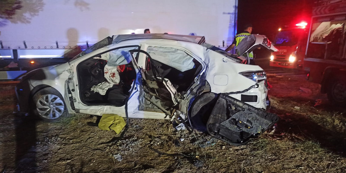 TIR'a çarpan otomobilin sürücüsü öldü, 3 yaralı