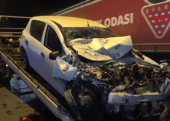 TIR'ın dorsesinin altında kaldı, burnu bile kanamadı