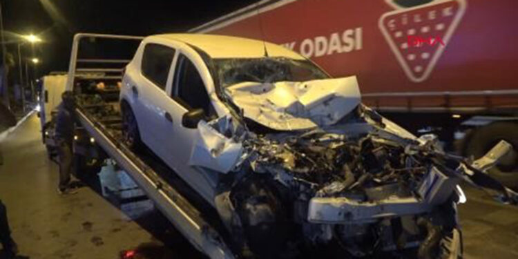 TIR'ın dorsesinin altında kaldı, burnu bile kanamadı