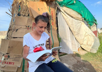Tarlada çapa yapıp, çadırda ders çalışıyor: Mevsimlik çocuk işçiler