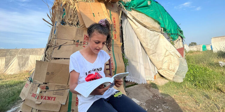 Tarlada çapa yapıp, çadırda ders çalışıyor: Mevsimlik çocuk işçiler