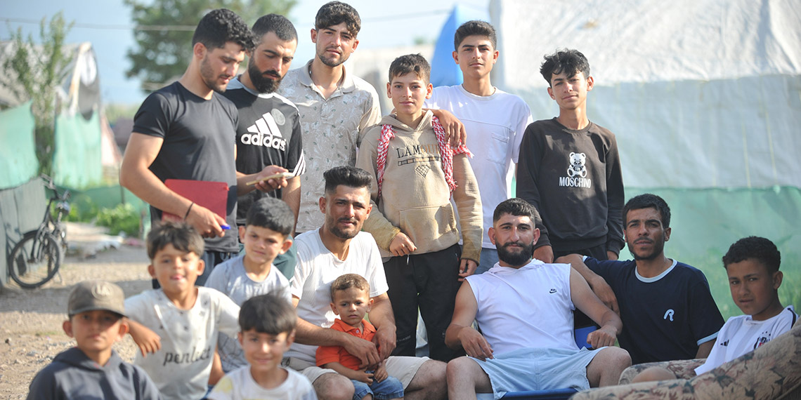 Tarlada çapa yapıp, çadırda ders çalışıyor: Mevsimlik çocuk işçiler