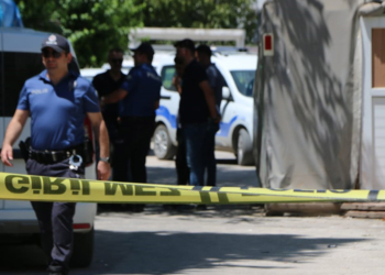 Tartıştığı eşini boğarak öldüren koca, cesedini torbayla bahçeye attı