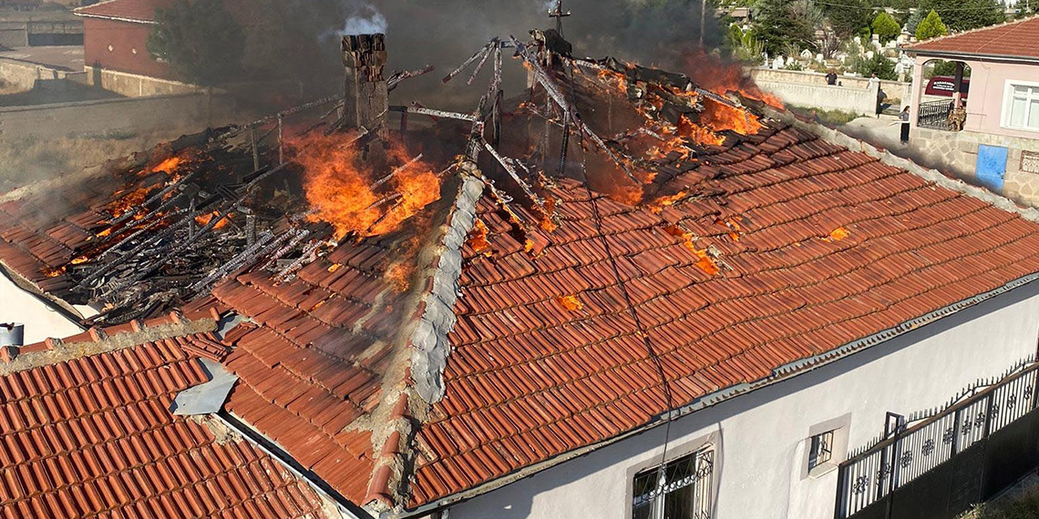 Tek katlı evde çıkan yangında anne ile oğlu öldü