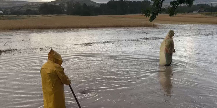 Tokat'ta sağanak; cadde ve sokaklar suyla doldu