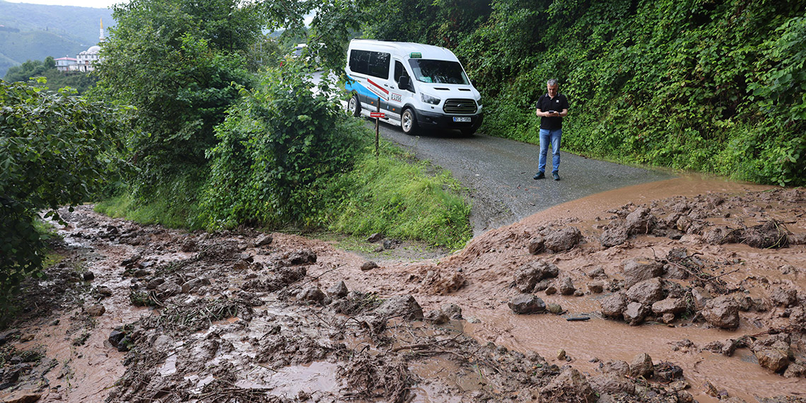Trabzon'da sağanak sel, taşkın ve heyelana neden oldu