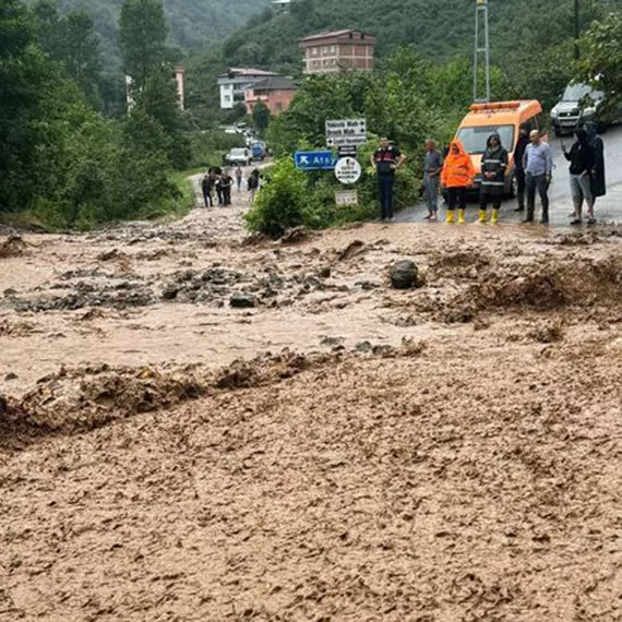 Trabzon'da sağanak sel, taşkın ve heyelana neden oldu