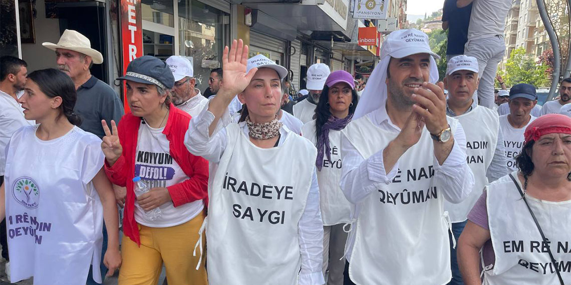 Hakkari Valiliği önünde açıklama yapan DEM Parti Eş Genel Başkanı Tülay Hatimoğulları, "Seçilmişlerin yerine atanmışı getiremezsiniz" dedi.