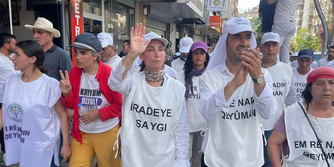 Hakkari valiliği önünde açıklama yapan dem parti eş genel başkanı tülay hatimoğulları, "seçilmişlerin yerine atanmışı getiremezsiniz" dedi.