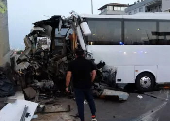 Tur midibüsü bariyere çarptı: 1 ölü, 20 yaralı