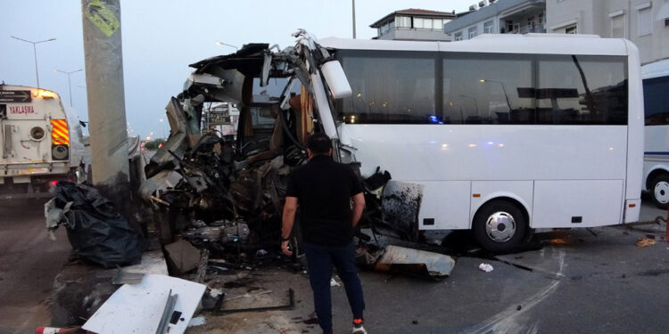 Tur midibüsü bariyere çarptı: 1 ölü, 20 yaralı