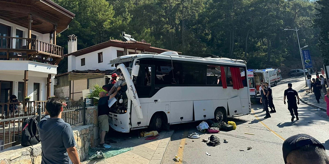 Tur otobüsü park halindeki araçlara çarptı; 1 çocuk öldü, 33 yaralı