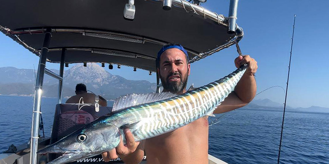 Türkiye'de ilk kez görülen kral balığı, sahte yemli oltaya takıldı