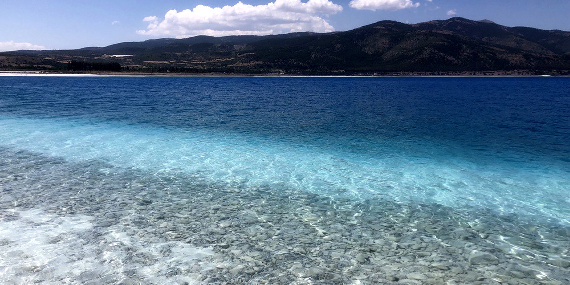 Turkuaz renkli Salda'da kirlilik alarmı; beyaz adacıklar kararıyor
