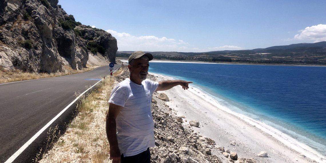 Turkuaz renkli Salda'da kirlilik alarmı; beyaz adacıklar kararıyor