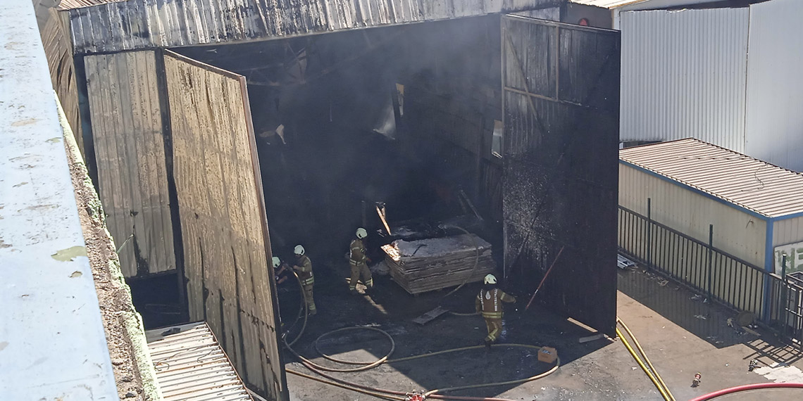 Tuzla'da yat imalathanesinde yangın