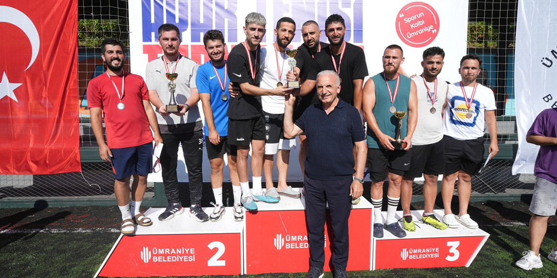 Ümraniye'de Ayak Tenisi Turnuvası'nın şampiyonları belli oldu