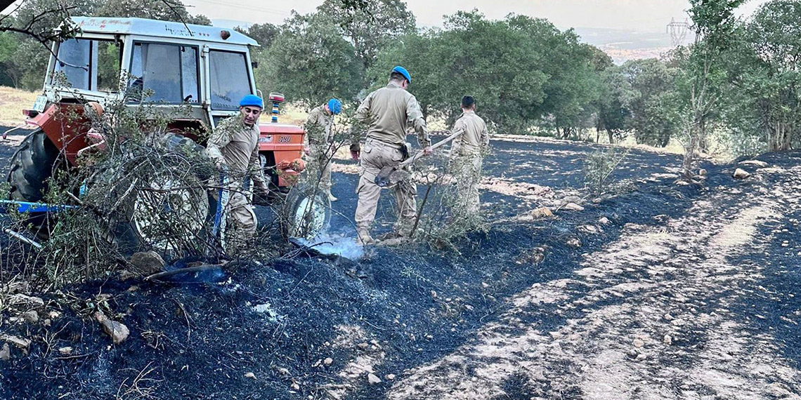 Uşak'ta iki ayrı yerde orman yangını: 11 ev tahliye edildi