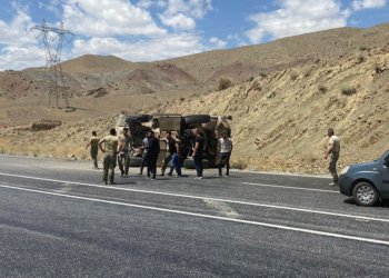 Van-Hakkari yolunda zırhlı araç devrildi: 6 asker yaralandı