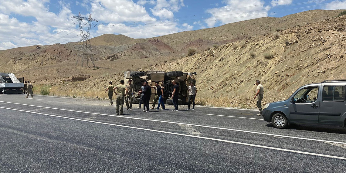 Van-Hakkari yolunda zırhlı araç devrildi: 6 asker yaralandı