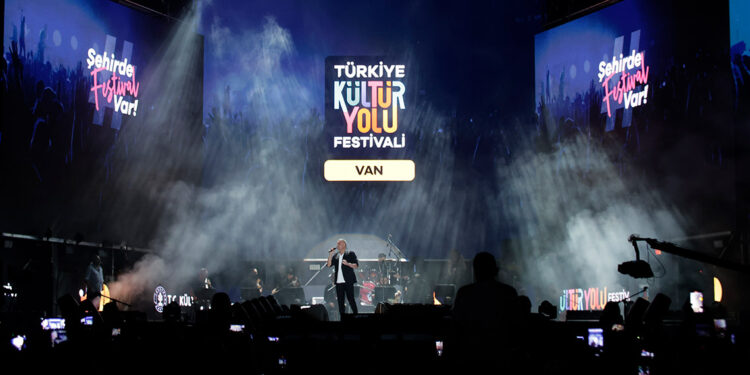 Van Kültür Yolu Festivali'nde Berdan Mardini sahne aldı