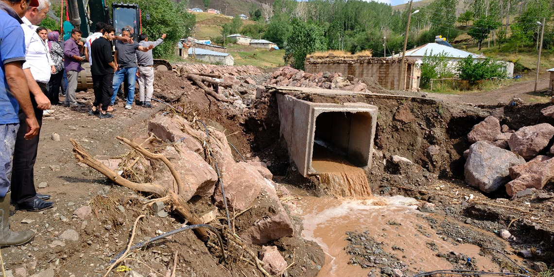 Van'da selin vurduğu mahallede iş makineleriyle çalışma yapıldı