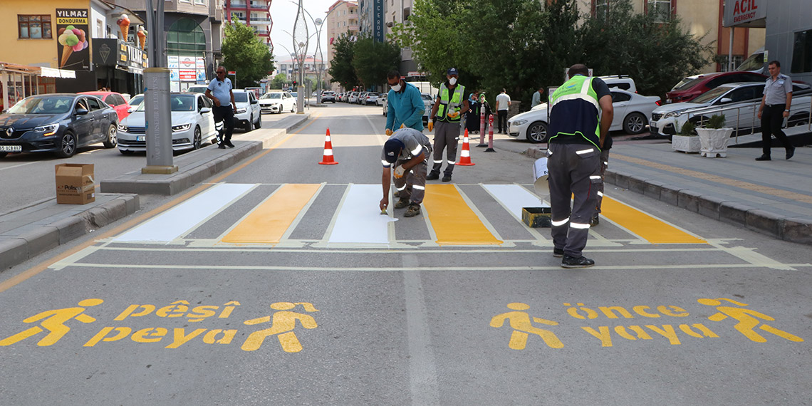 Van'da trafik düzenlemesinde Türkçe ve Kürtçe uyarılar