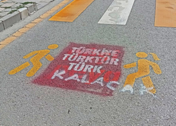 Van'daki Kürtçe yazıların üzerine 'Türkiye Türk’tür, Türk kalacak' yazıları yazıldı
