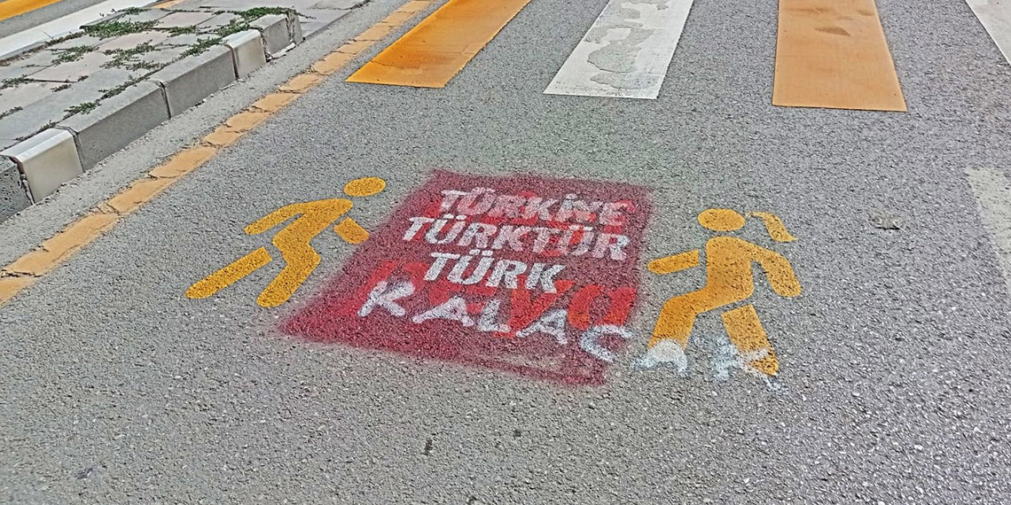 Van'daki Kürtçe yazıların üzerine 'Türkiye Türk’tür, Türk kalacak' yazıları yazıldı