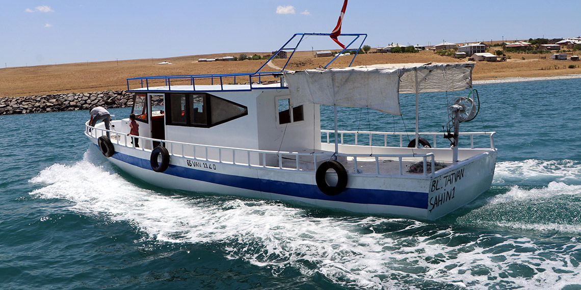 Vanlı balıkçılar 'Vira bismillah' diyerek ağlarını göle attı