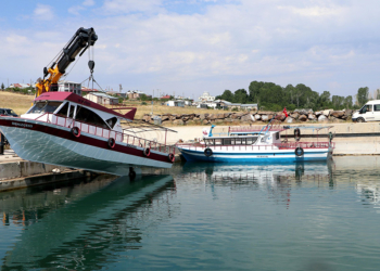 Vanlı balıkçılar yeni sezon için teknelerini suya indirdi