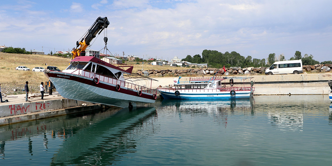 Vanlı balıkçılar yeni sezon için teknelerini suya indirdi