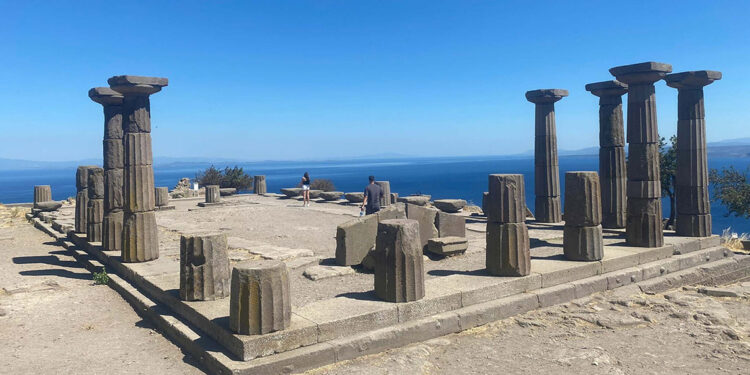Yangında etkilenen Assos Ören Yeri yeniden ziyarete açıldı