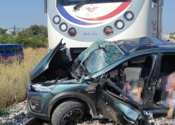 Yolcu treni otomobile çarptı, aynı aileden 3 kişi öldü
